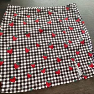 ✨ SHEIN strawberry mini skirt size 2XL - never worn